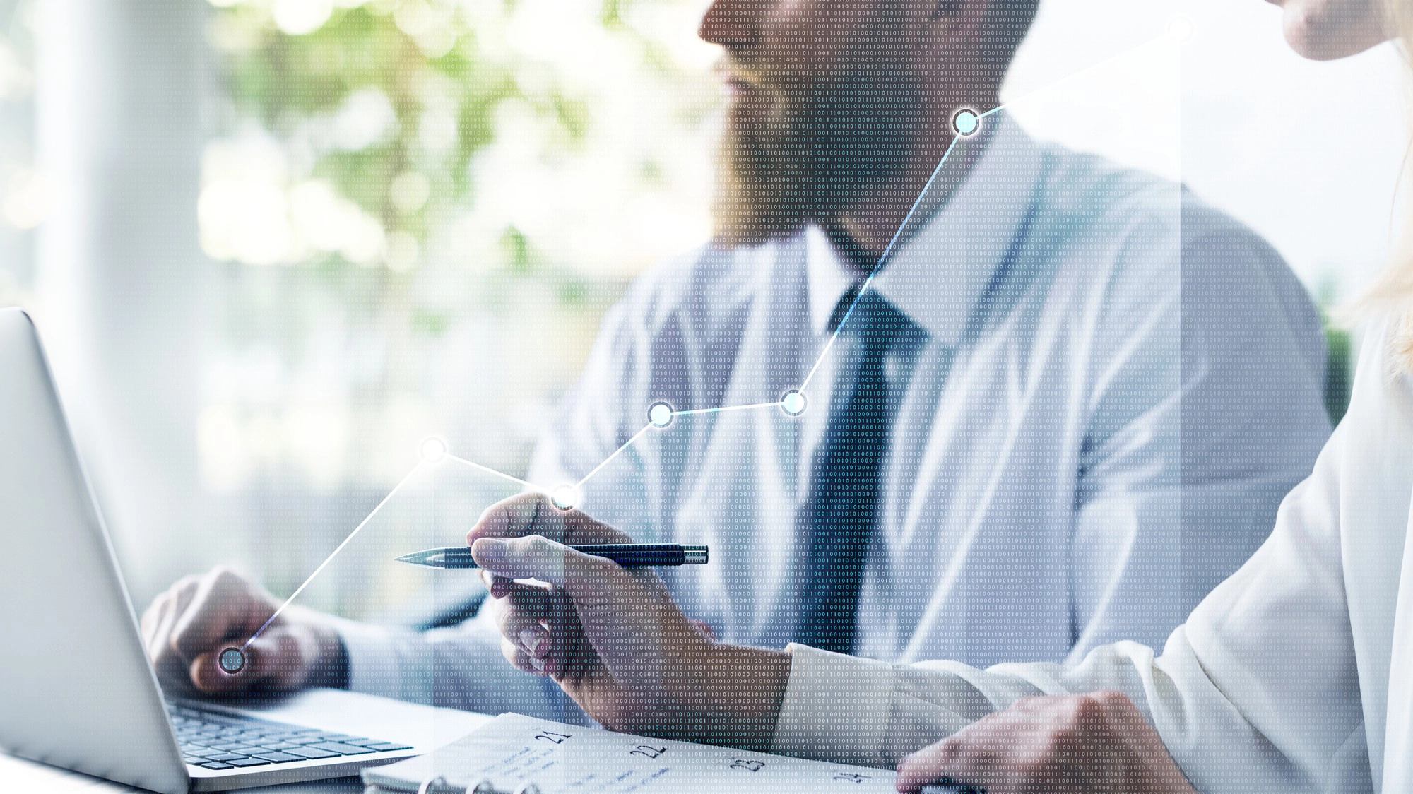 Un homme assis à son bureau, concentré sur son ordinateur portable. Devant lui, une courbe transparente et montante symbolise l’évolution des avantages de l’optimisation fiscale. L'image met en avant cette courbe, montrant une tendance positive, avec un éclairage subtil qui accentue l'ascension. L'ambiance est moderne et professionnelle, renforçant l'idée de progrès