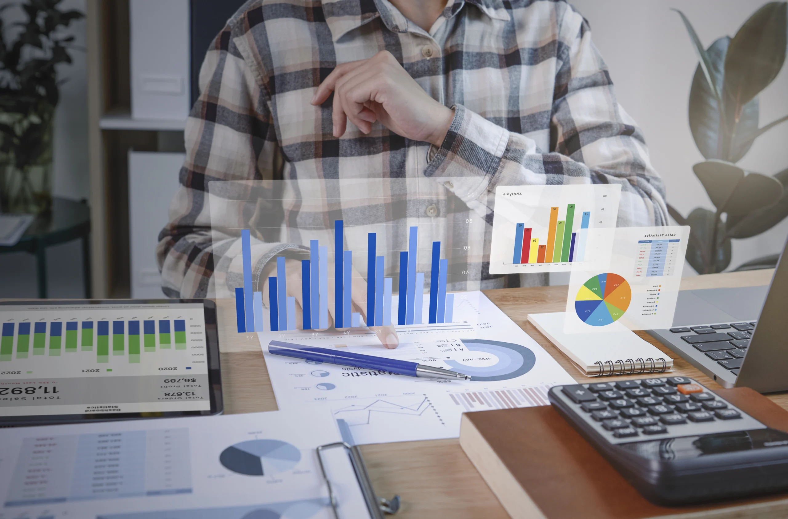 personne en train de travailler sur un stratégie de gestion commerciale
