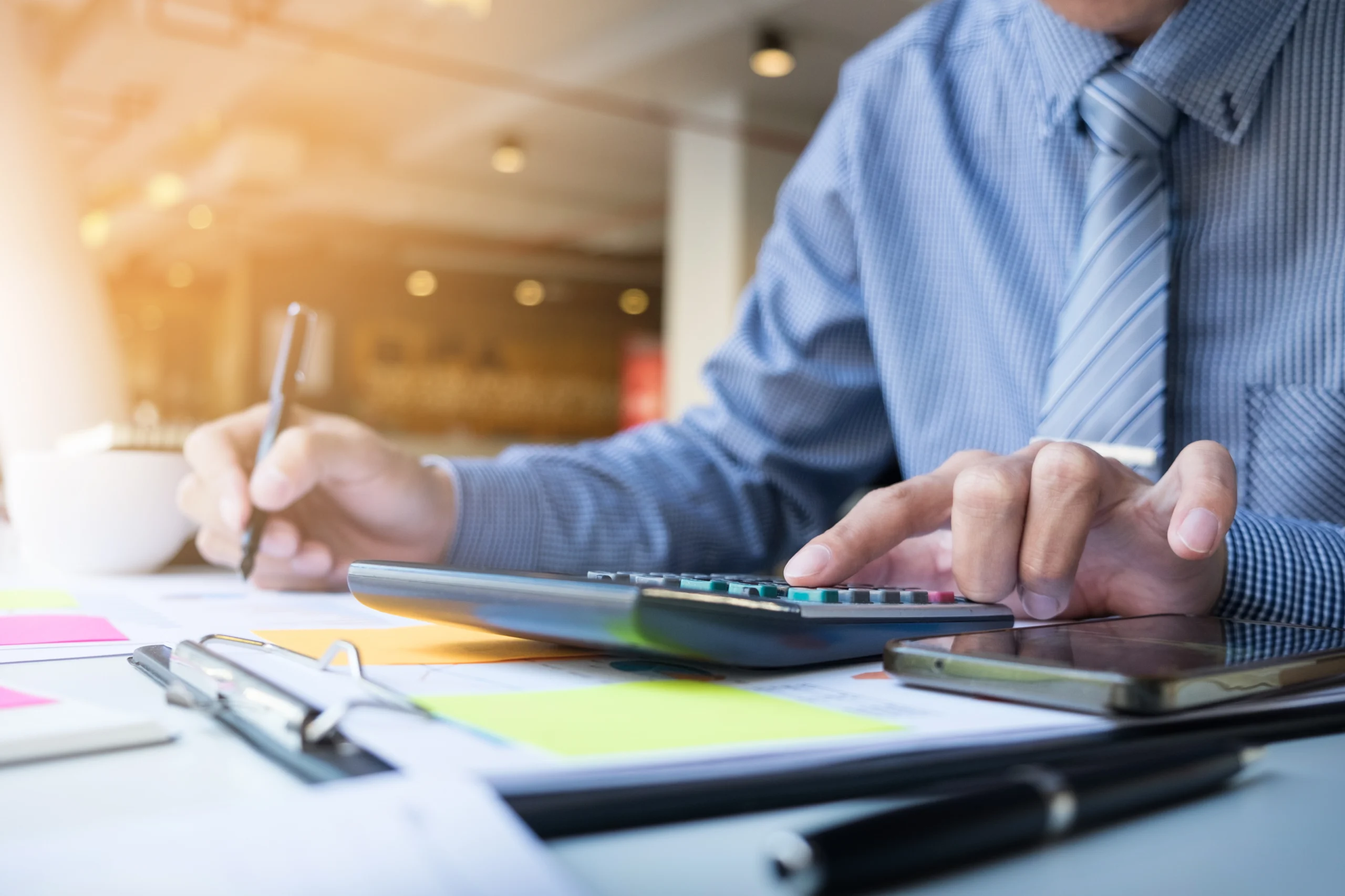 homme faisant qui fait de fait de l'audit de paie